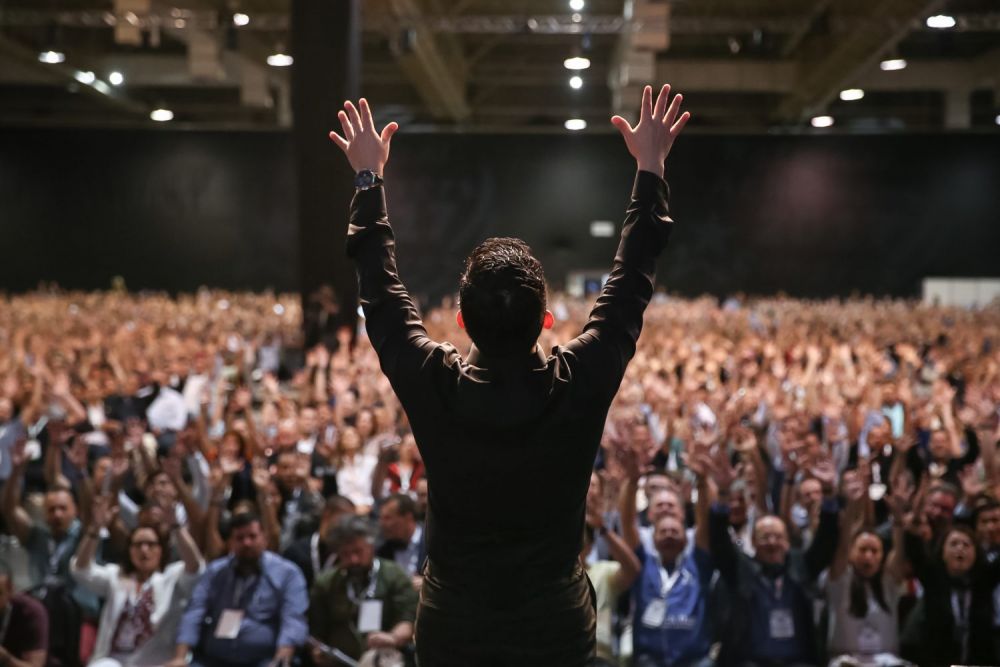 4 great reasons to book a motivational speaker