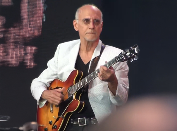 Larry Carlton